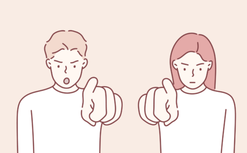 指を向けている男女